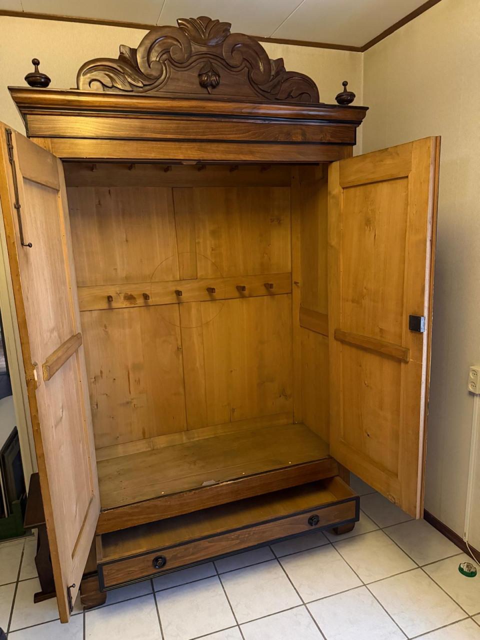Antieke kledingkast