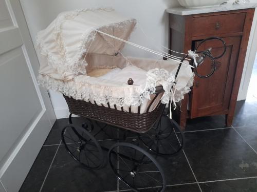 Antieke kinderwagen (in goede staat )