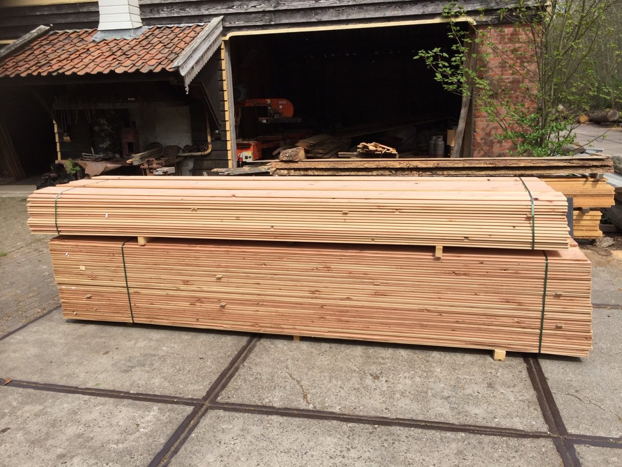 UITVERKOOP Douglas dakbeschot 18 cm werkende breedte.