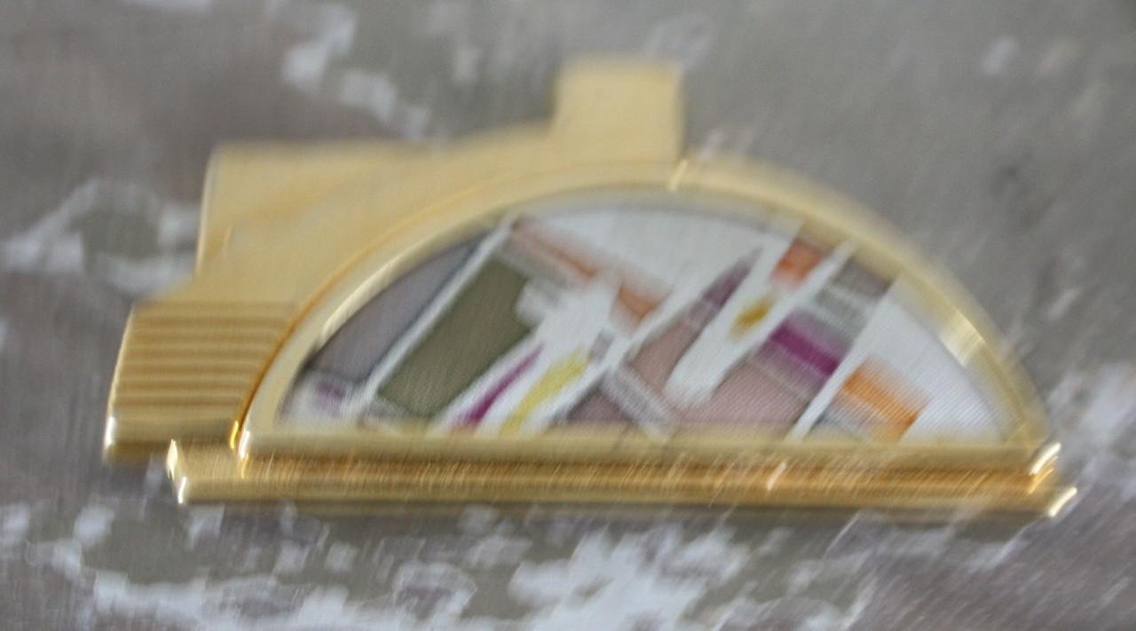 Goudkleurige broche met pastel kleuren