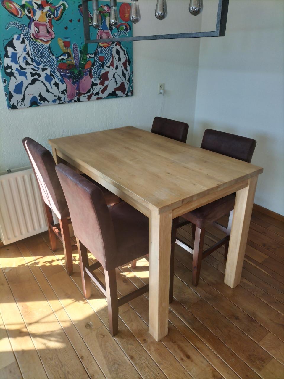 Bartafel met 4 barkrukken