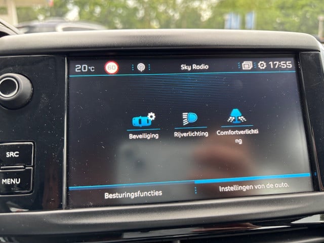 Peugeot 208 blue l. allure 1.2 pt-82pk | navigatie & bluetooth & applecarpl