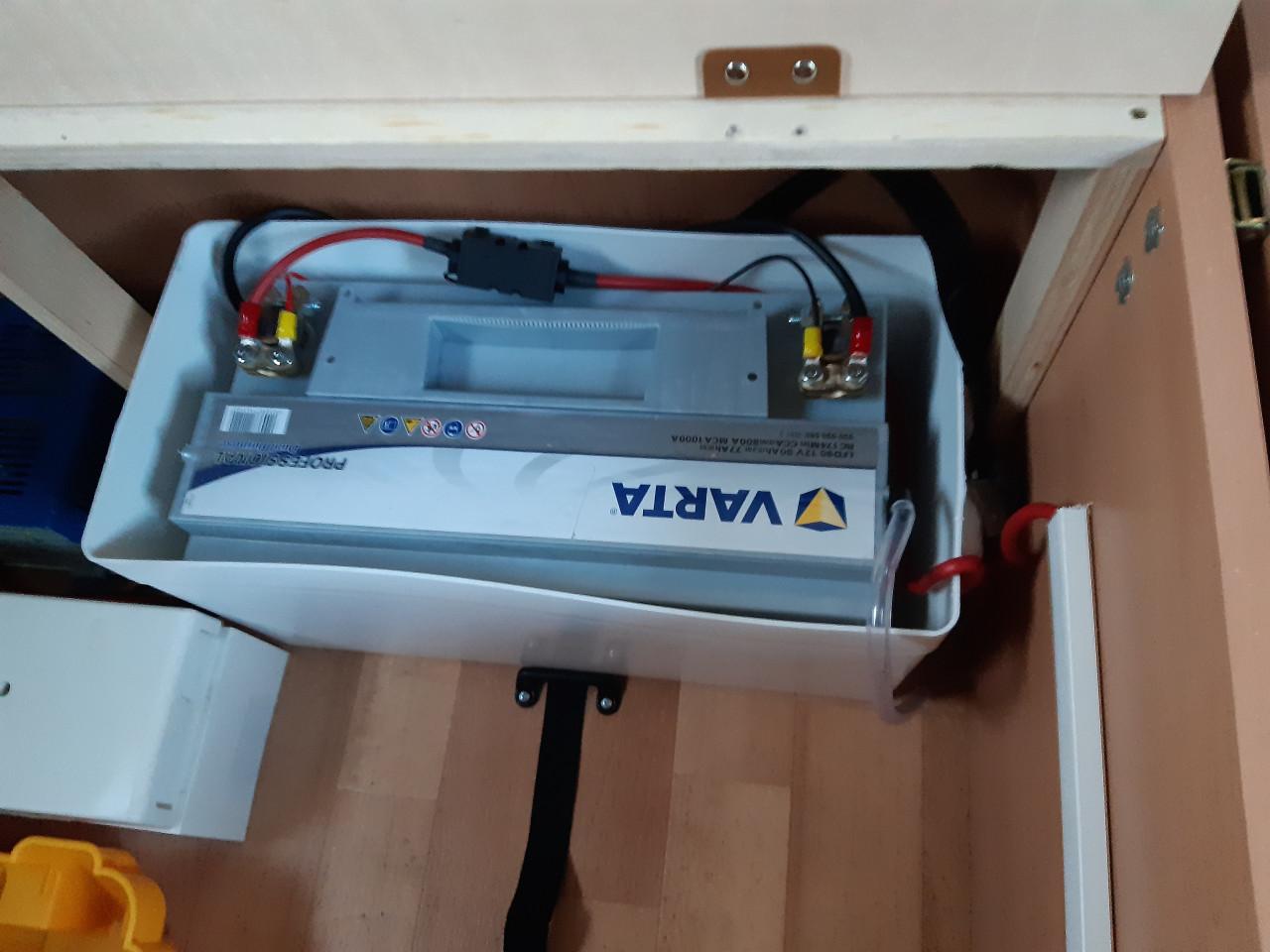 Zeer goed onderhouden en complete KNAUS 420QD Sudwind caravan te koop.