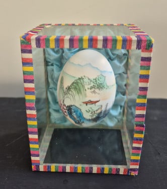 Vintage handbeschilderd ei in glazen vitrine  Chinees of Japans, jaren 60