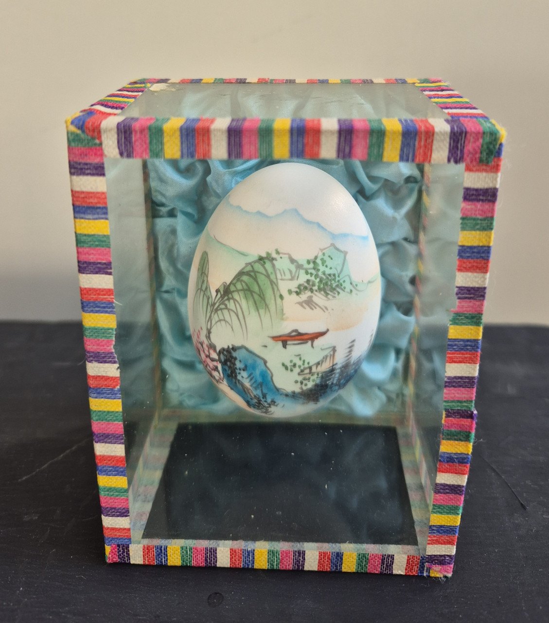 Vintage handbeschilderd ei in glazen vitrine  Chinees of Japans, jaren 60