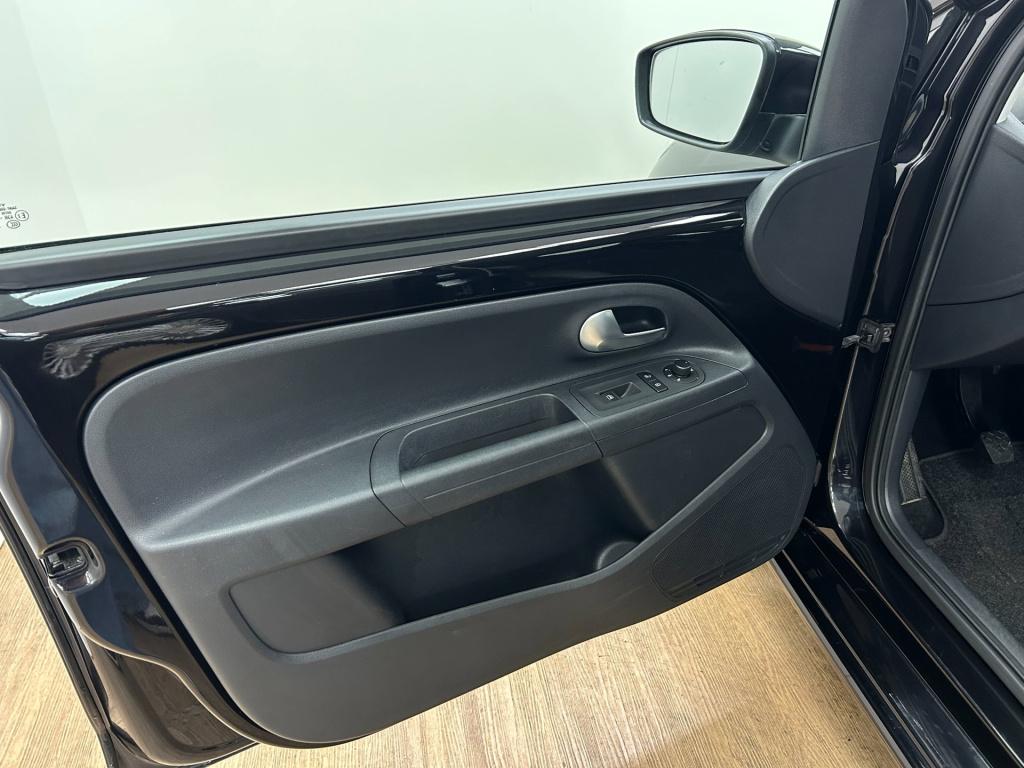 Volkswagen UP! occasion 1.0 high up! bluemotion | zwart | tweedehands volks