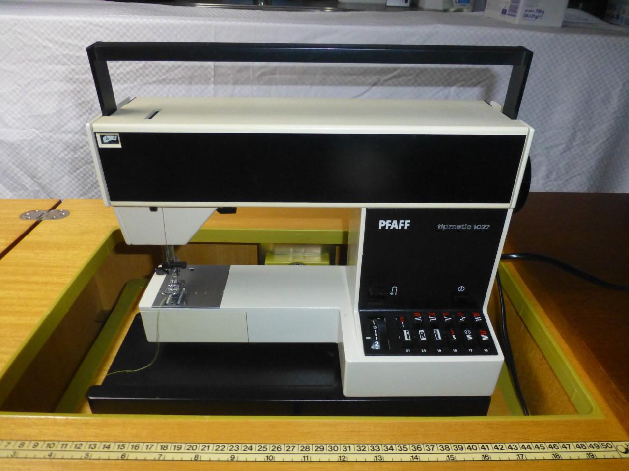 Naaimachine met meubel