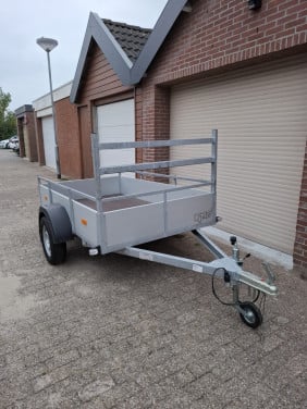 Aanhanger met lier, altijd binnen gestaan