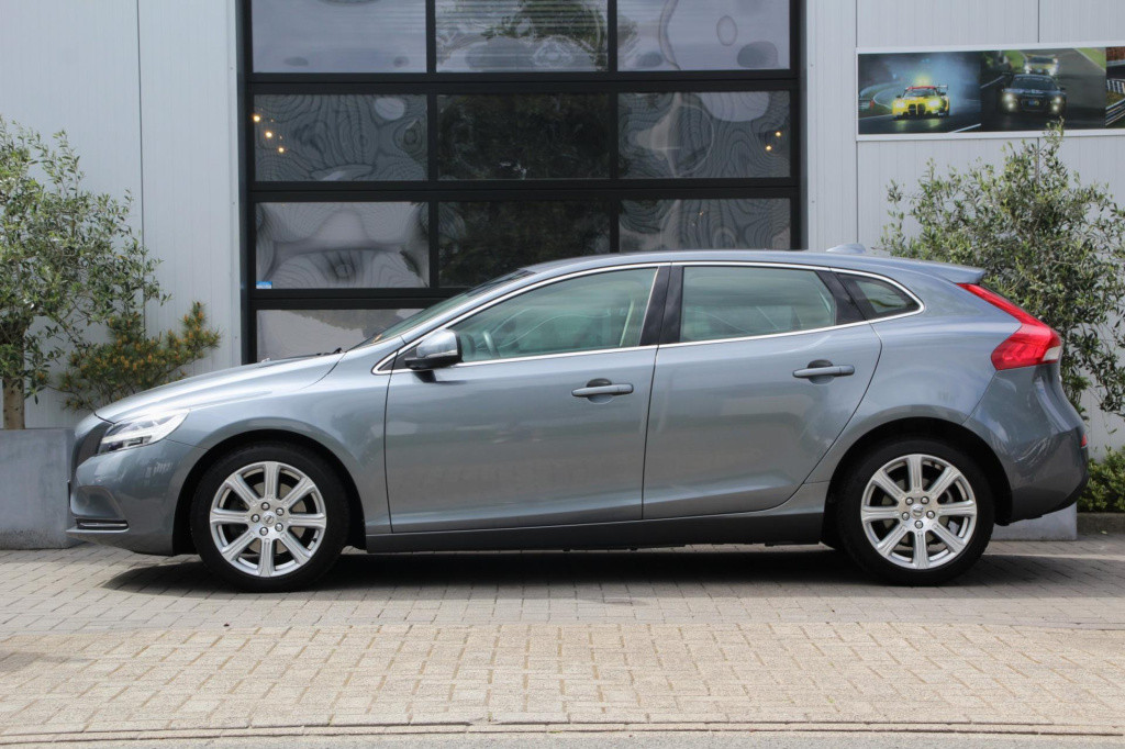 Volvo V40 2.0 t2 inscription - 122pk - leder - 17inch - navi - full led - c