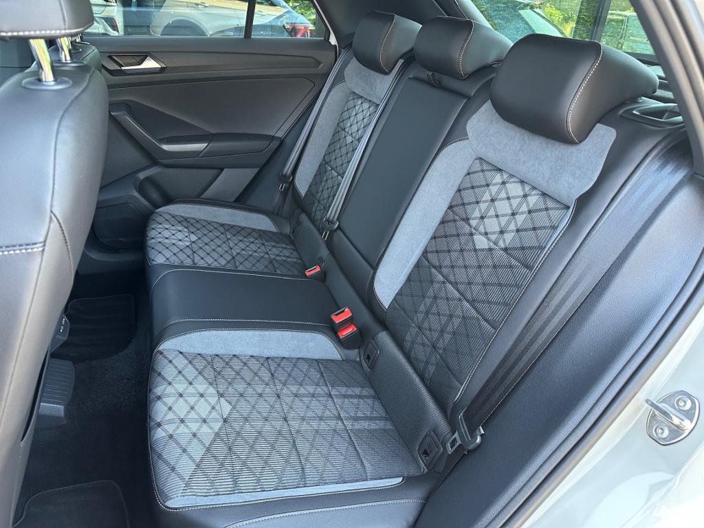 Volkswagen T-roc 1.5 tsi 150pk dsg r-line | black style | panoramadak | cam