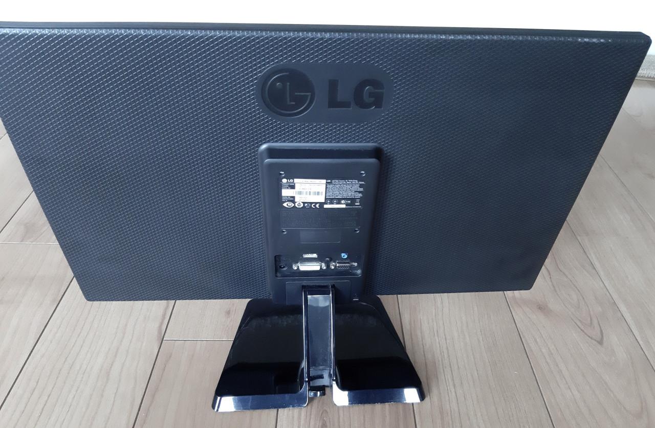 Monitor LG 24 Inch + Logitech PC speakers