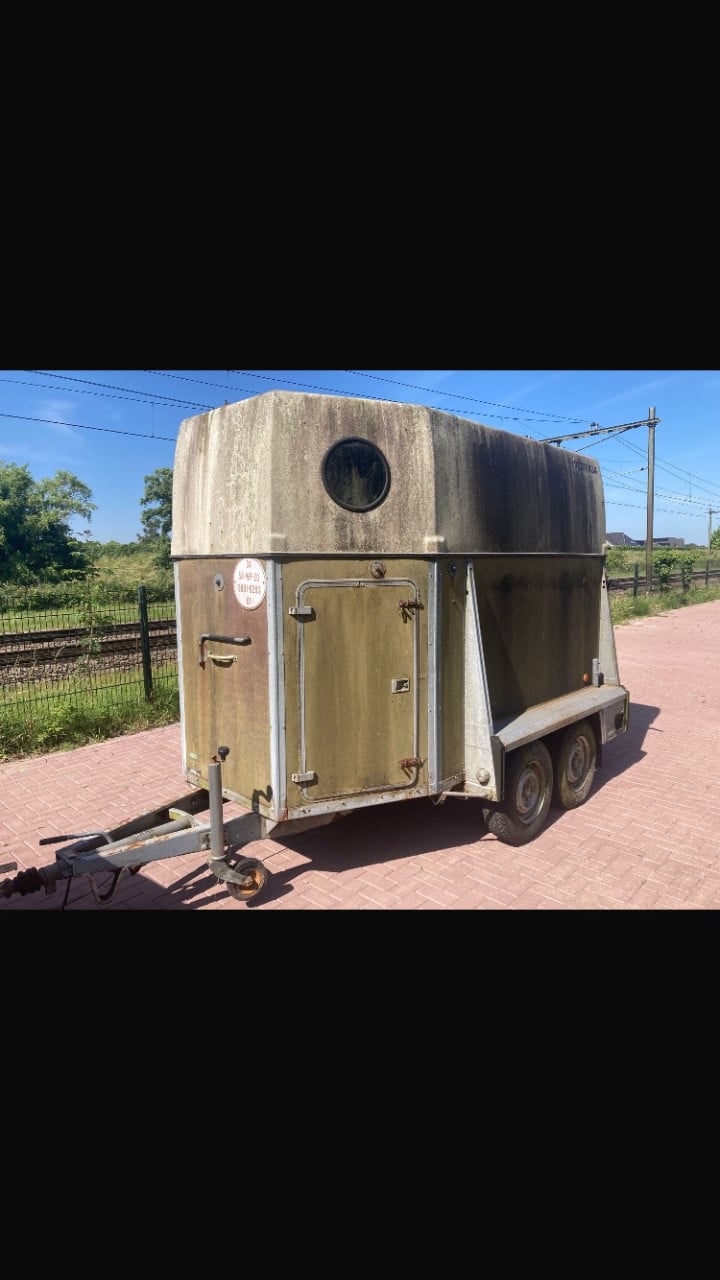 Twee paards paardentrailer.