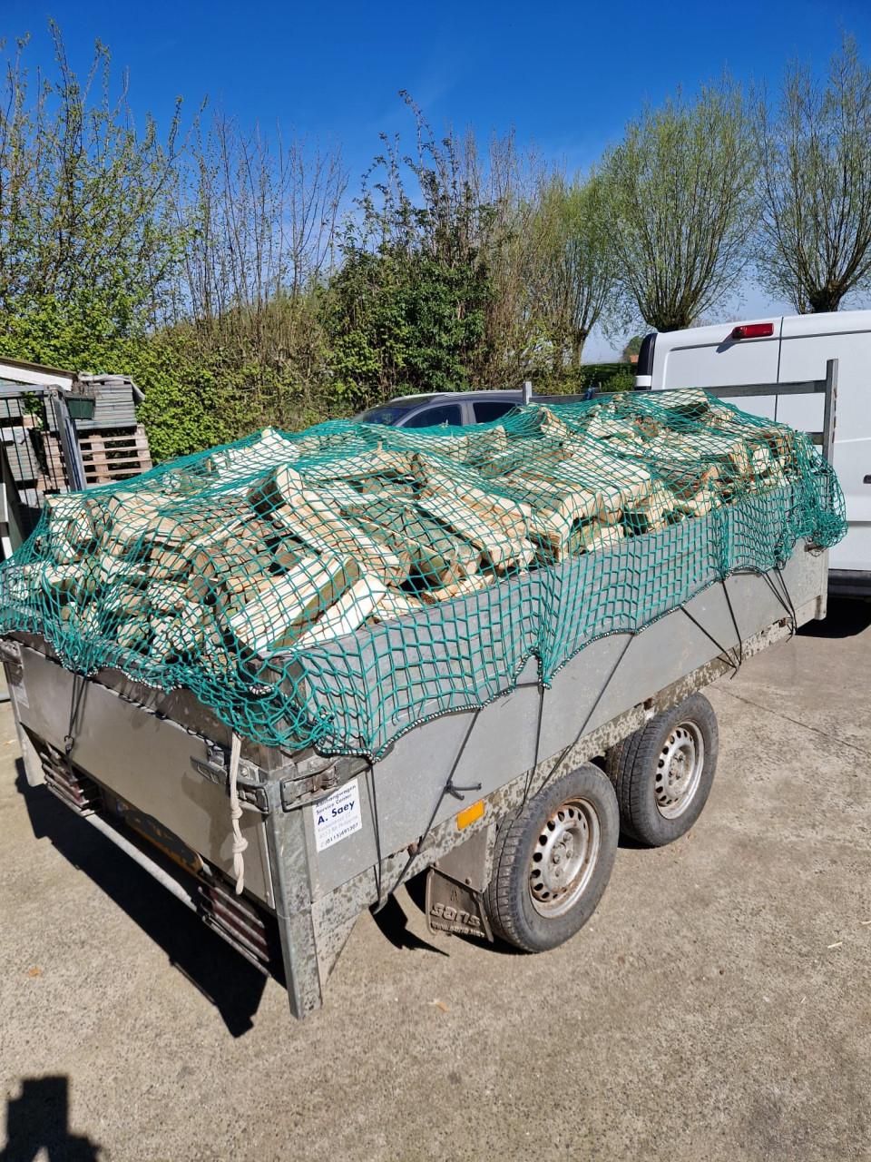 Haardhout gezaagd en gekliefd