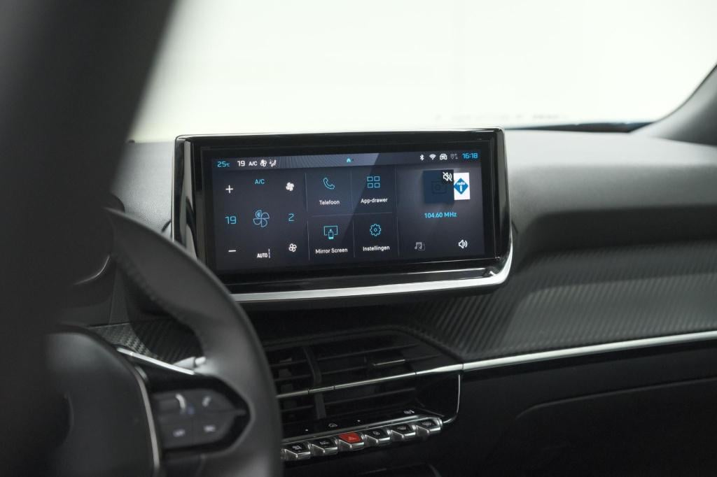 Peugeot E-2008 ev allure 54 kwh | soh 97,7% | 11 kw lader | apple carplay |