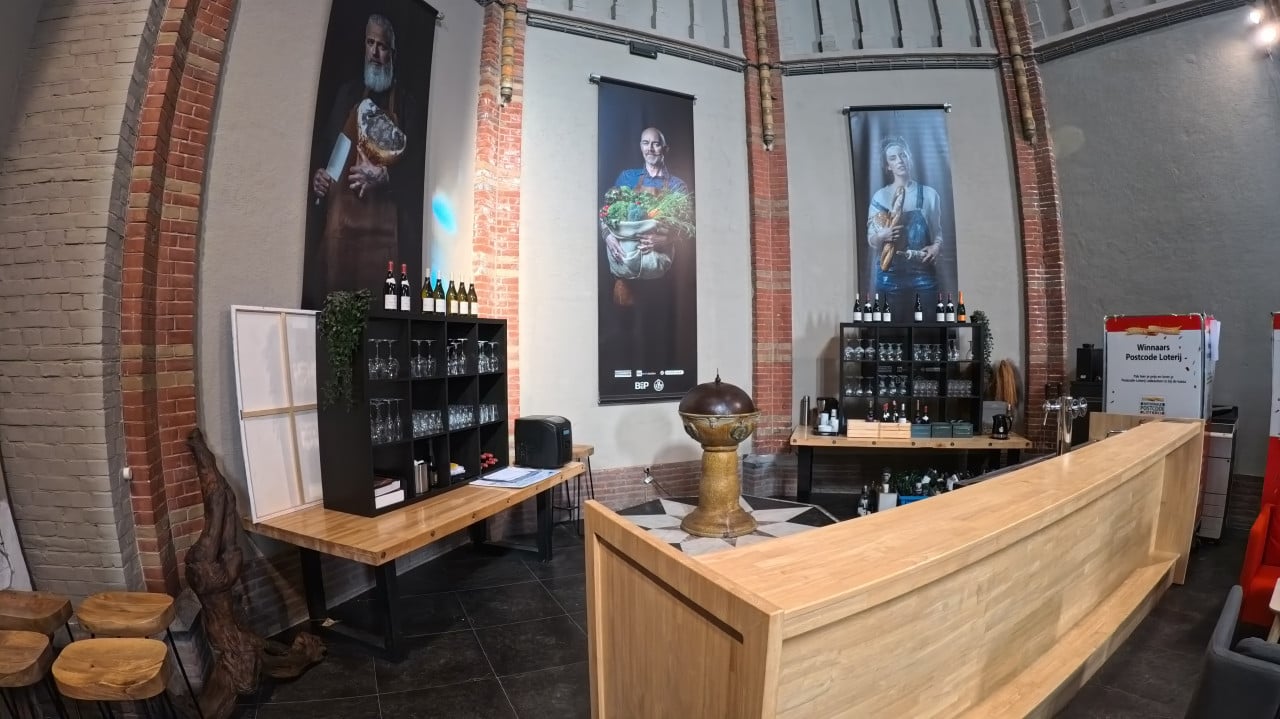 Winkelruimte te huur in de Cuyperskerk. (Markt 4 Sas van Gent)