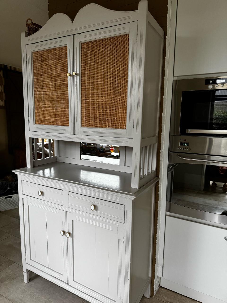 Leuk kastje met rieten deurtjes