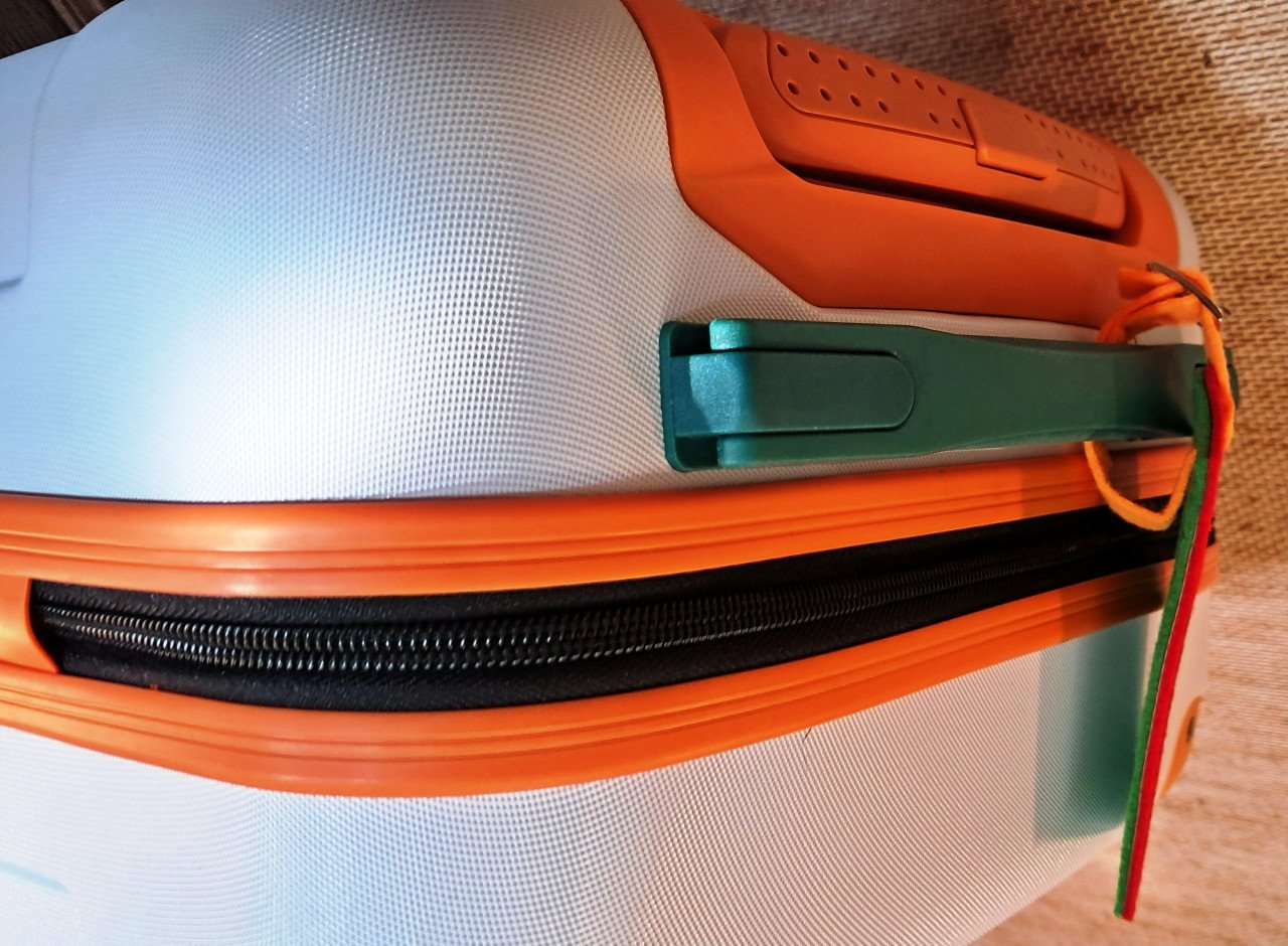2 nieuwe compacte rolkoffers