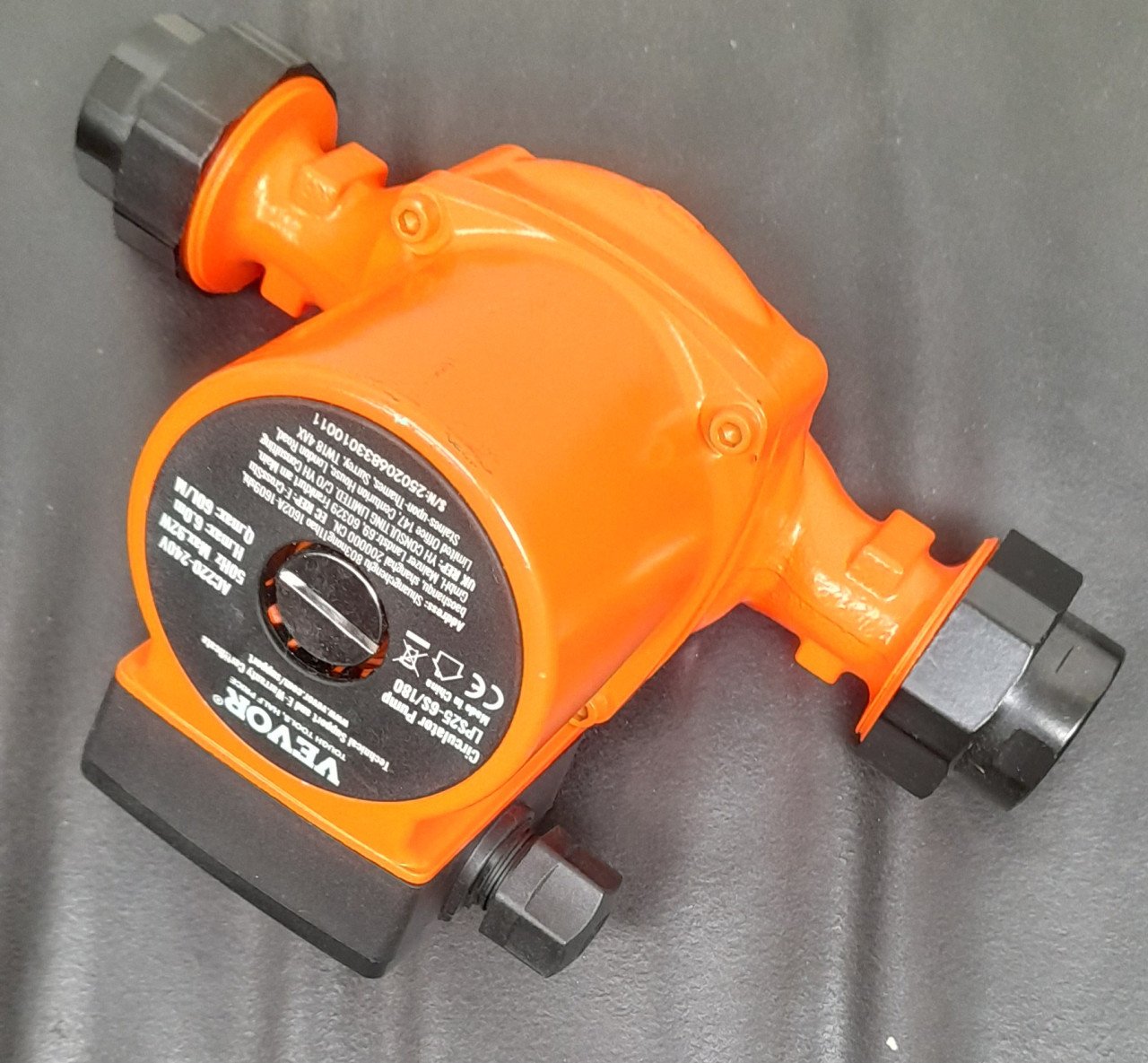 2 nieuwe warmwatercirulatiepompen.