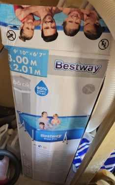 Zwembad met alle toebehoren compleet.