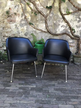 2 leuke vintage kuipstoeltjes uit horecagelegenheid Meccano/Carambole