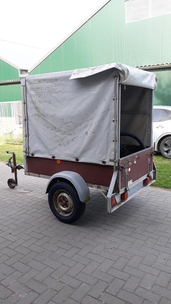 Aanhanger met huif.