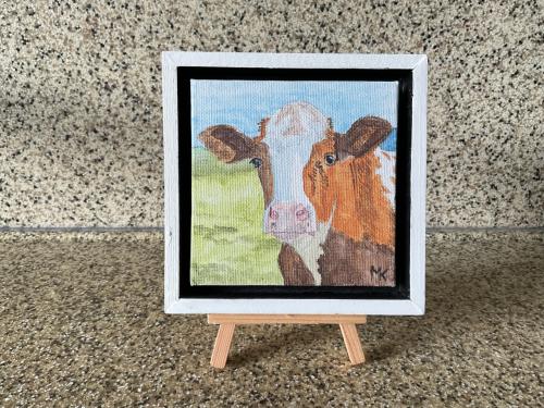 Schilderijtje van een koe.   Afmeting lijstje: 12,5 x 12,5 cm.