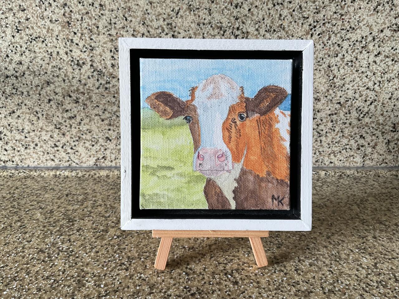 Schilderijtje van een koe.   Afmeting lijstje: 12,5 x 12,5 cm.