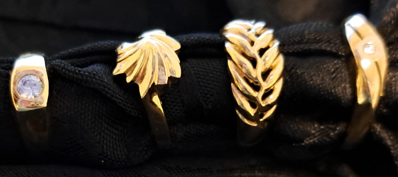 Set mooie sierraden - 4 ringen - 2 armbanden - 1 broche