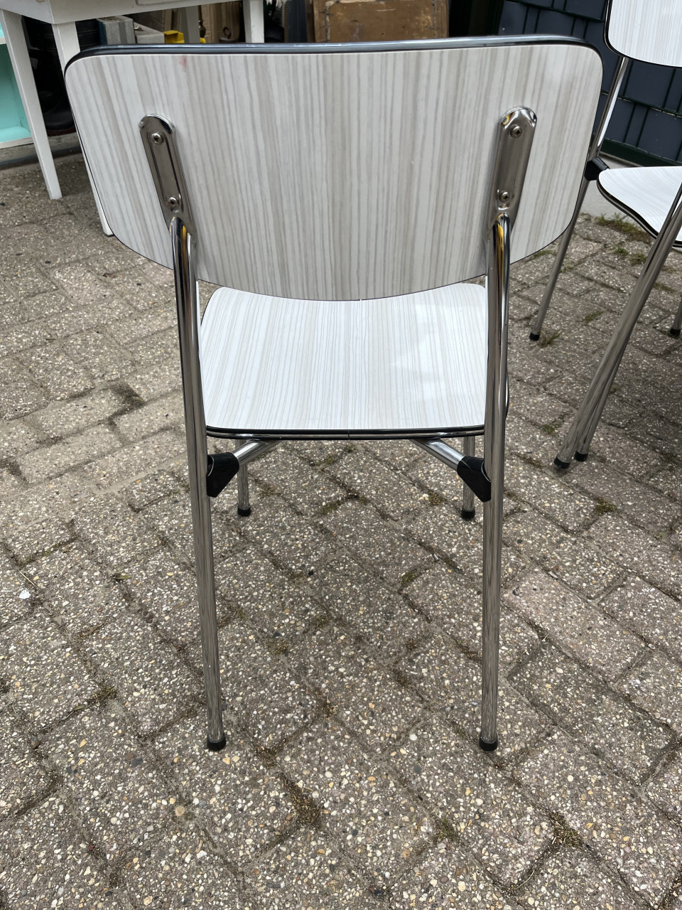 Tafel met 4 stoelen Formica en chromen poten
