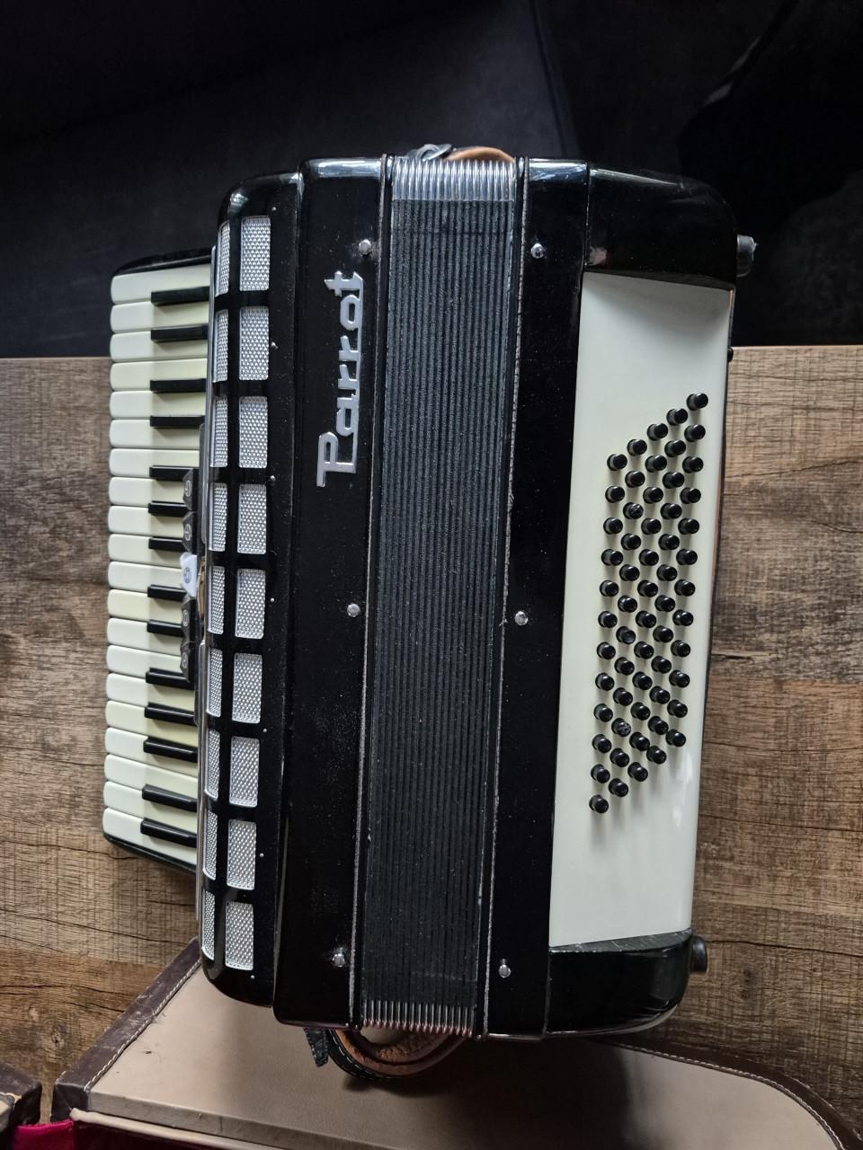 Parrot accordeon 60 bas met orginele koffer.