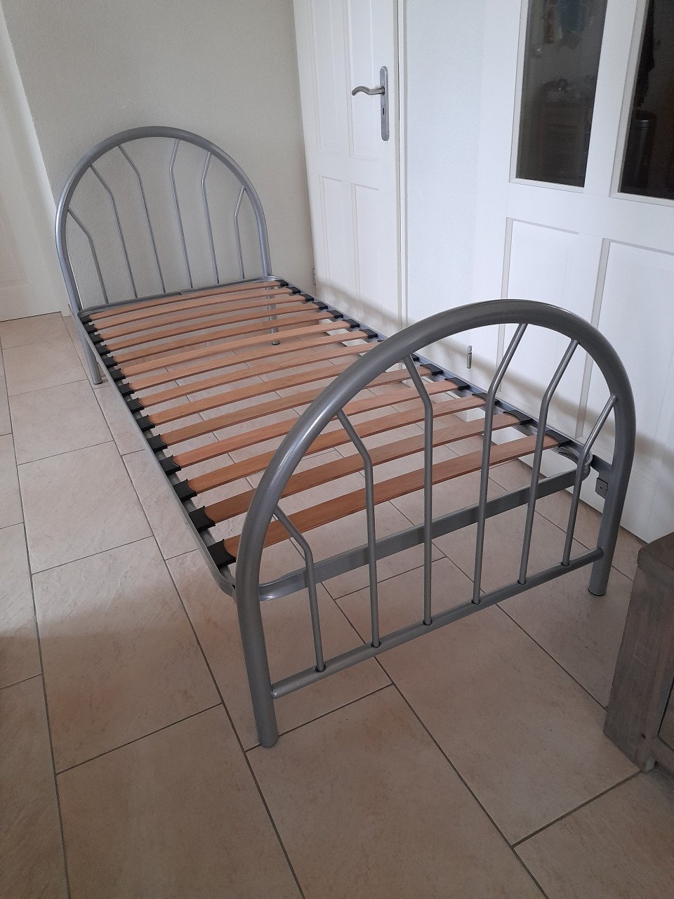 Metalen 1 persoons bed (in goede staat ) 90 x 200