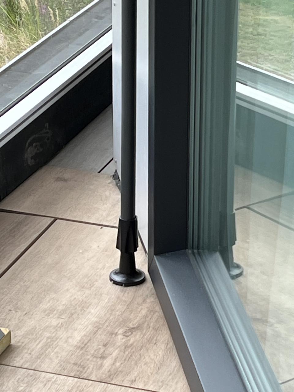 Te koop: 2 Klemluifels Tectake , snel te monteren zonder boren of schroeven