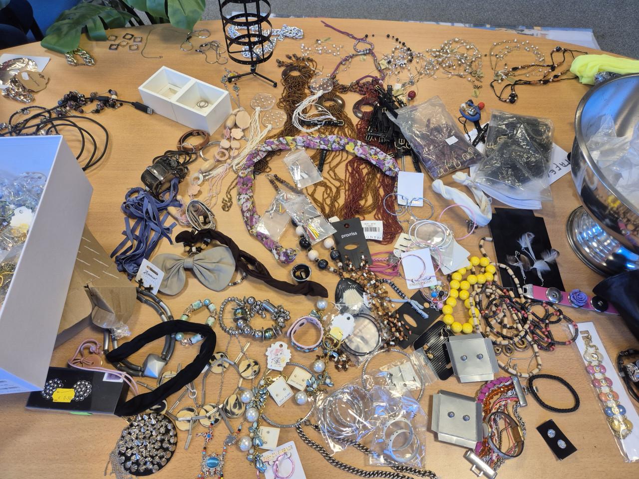 Partij van 200 sieraden