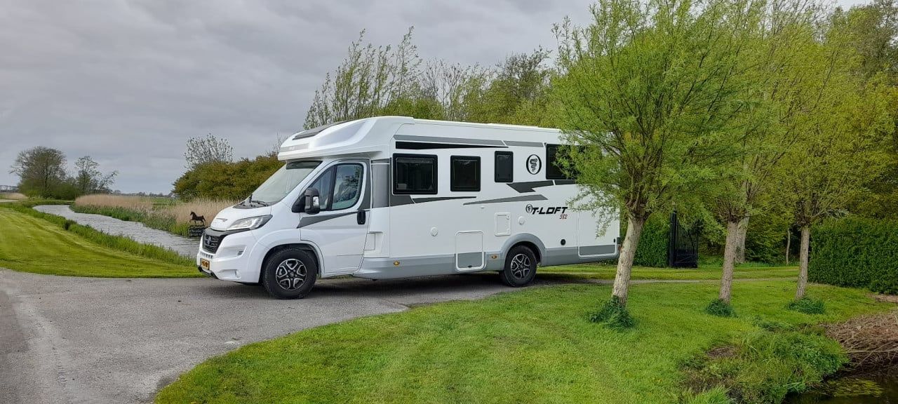 Te Koop: jonge half-integraal camper!