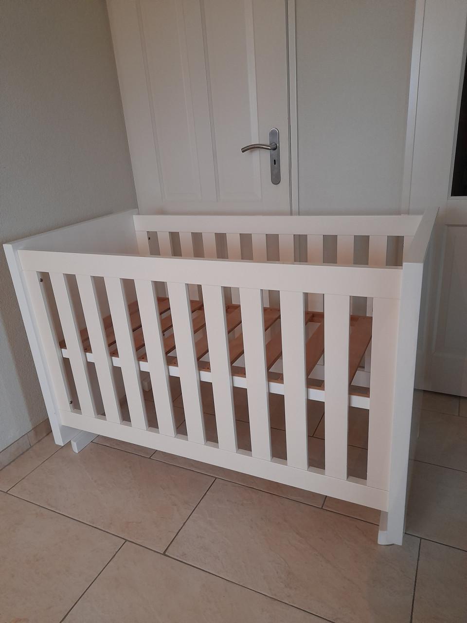 Prachtig wit stevig ledikantje (in goede nette staat ) TWF