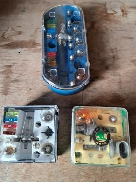 Diverse autoreservelampjes.