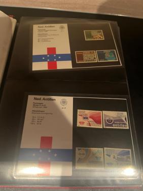 Album met verzameling mapjes Suriname en Antillen