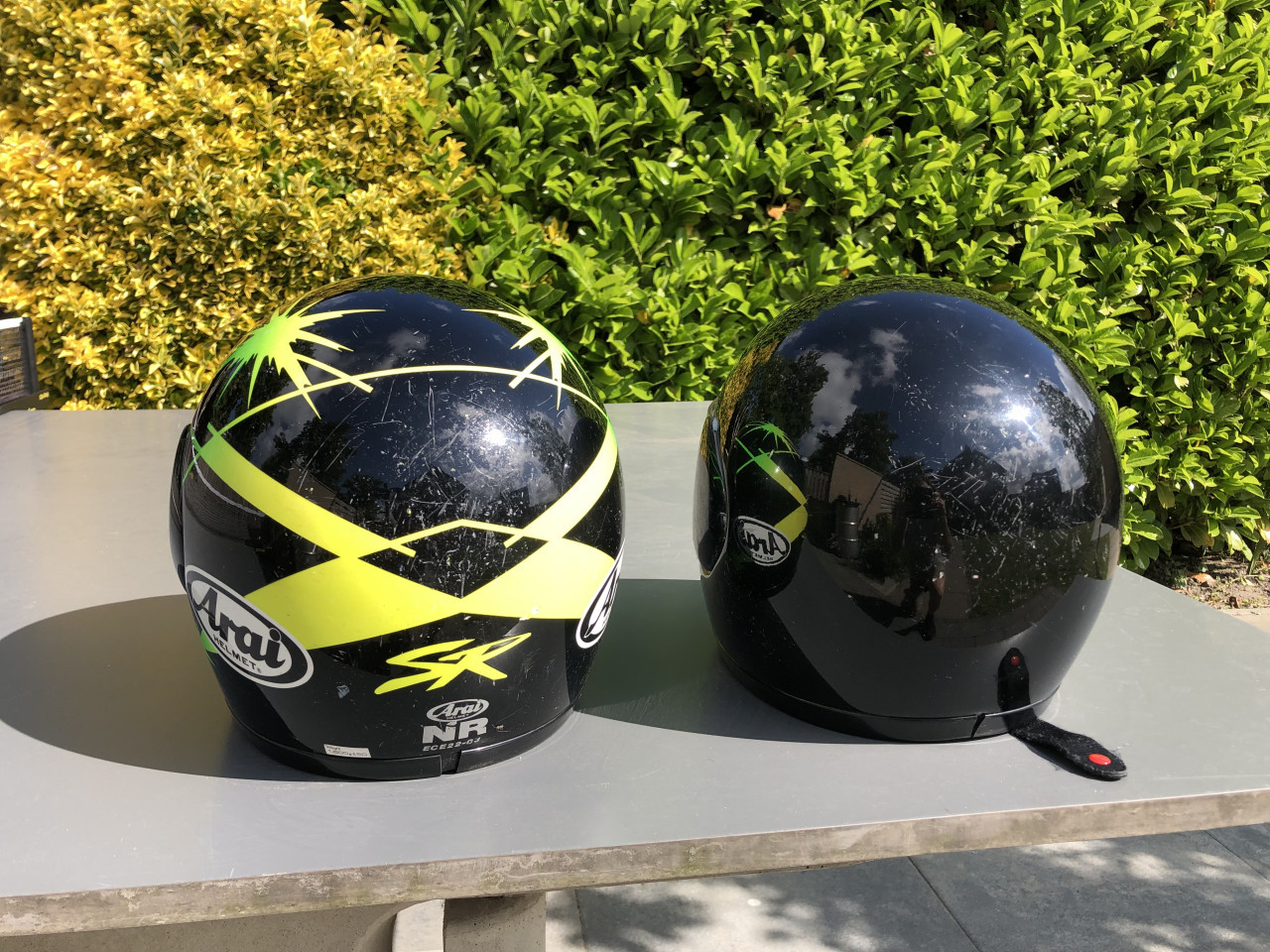 Tk 2x arai motorhelm met lichte beschadigingen maat m en s.