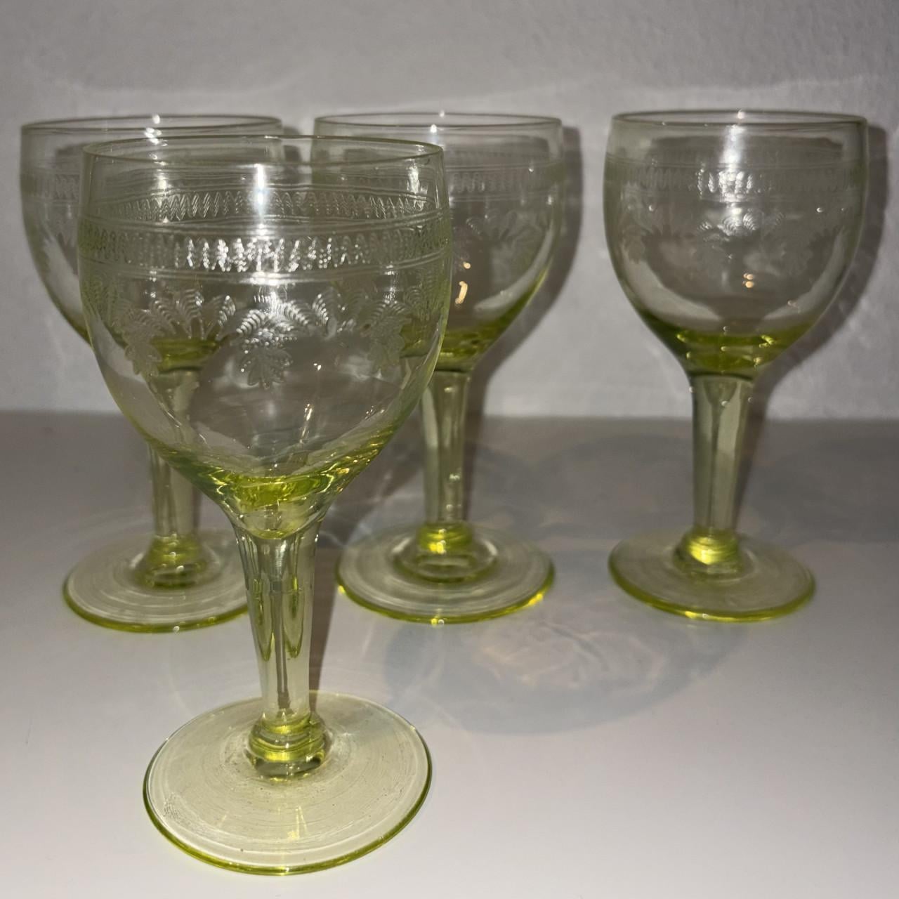 Uranium wijnglazen 4 of 5 stuks, uv395
