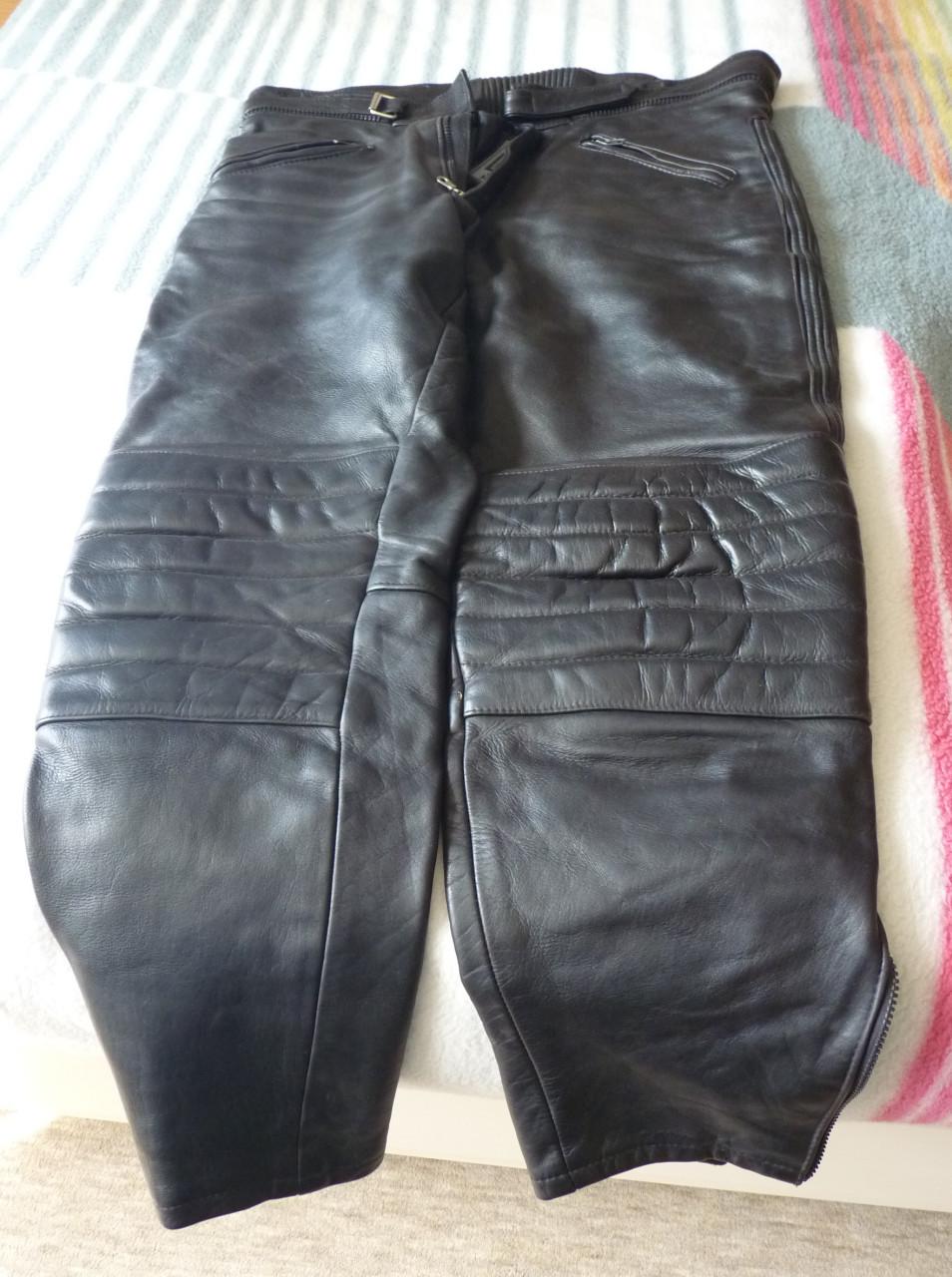 Nagenoeg nieuwe motorlaarzen maat 45 JG.Wolves en Leren motorbroeken.