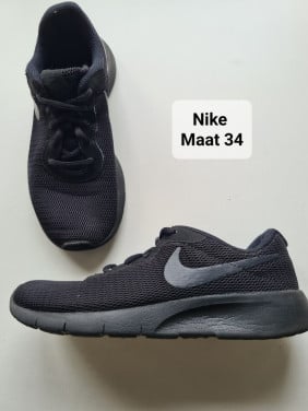 Zwarte sneakers van Nike  Maat 34