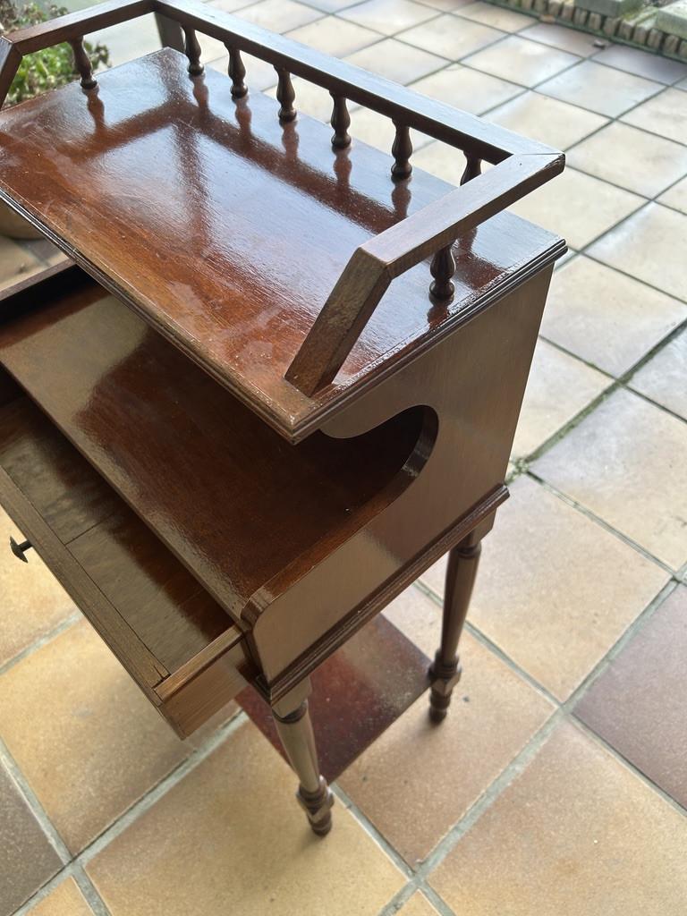 Brokante telefoon tafel