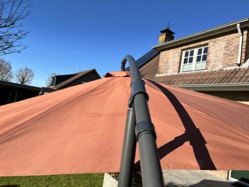 Twee zweefparasols (3 mtr)