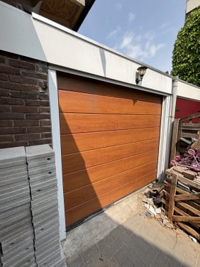Elektrische sectionaaldeur met hout motief