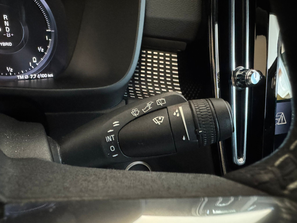 Volvo XC40 1.5 t4 recharge r-design black edition
