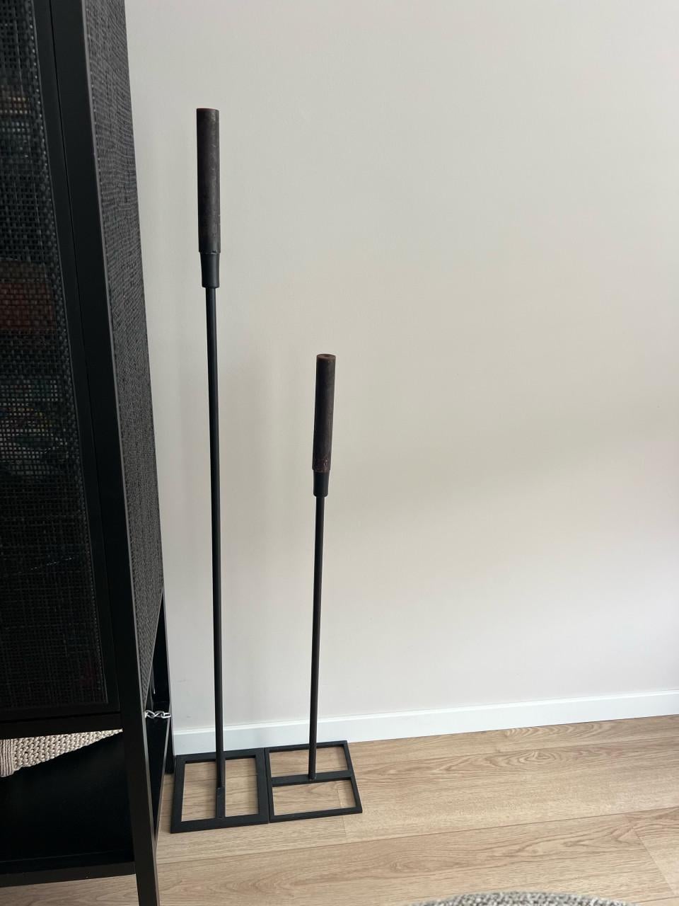 Set van 2 vloer-kandelaren