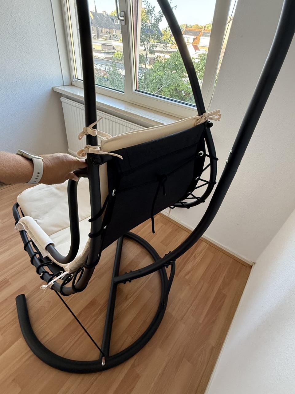 Hangstoelen Hangeieren, 1 met standaard en 1 zonder