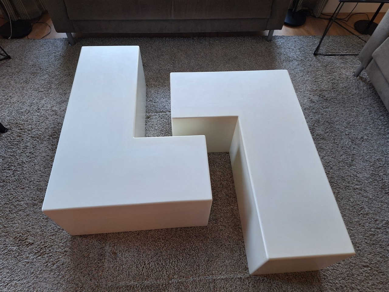 2x  L-vormige witte salontafel