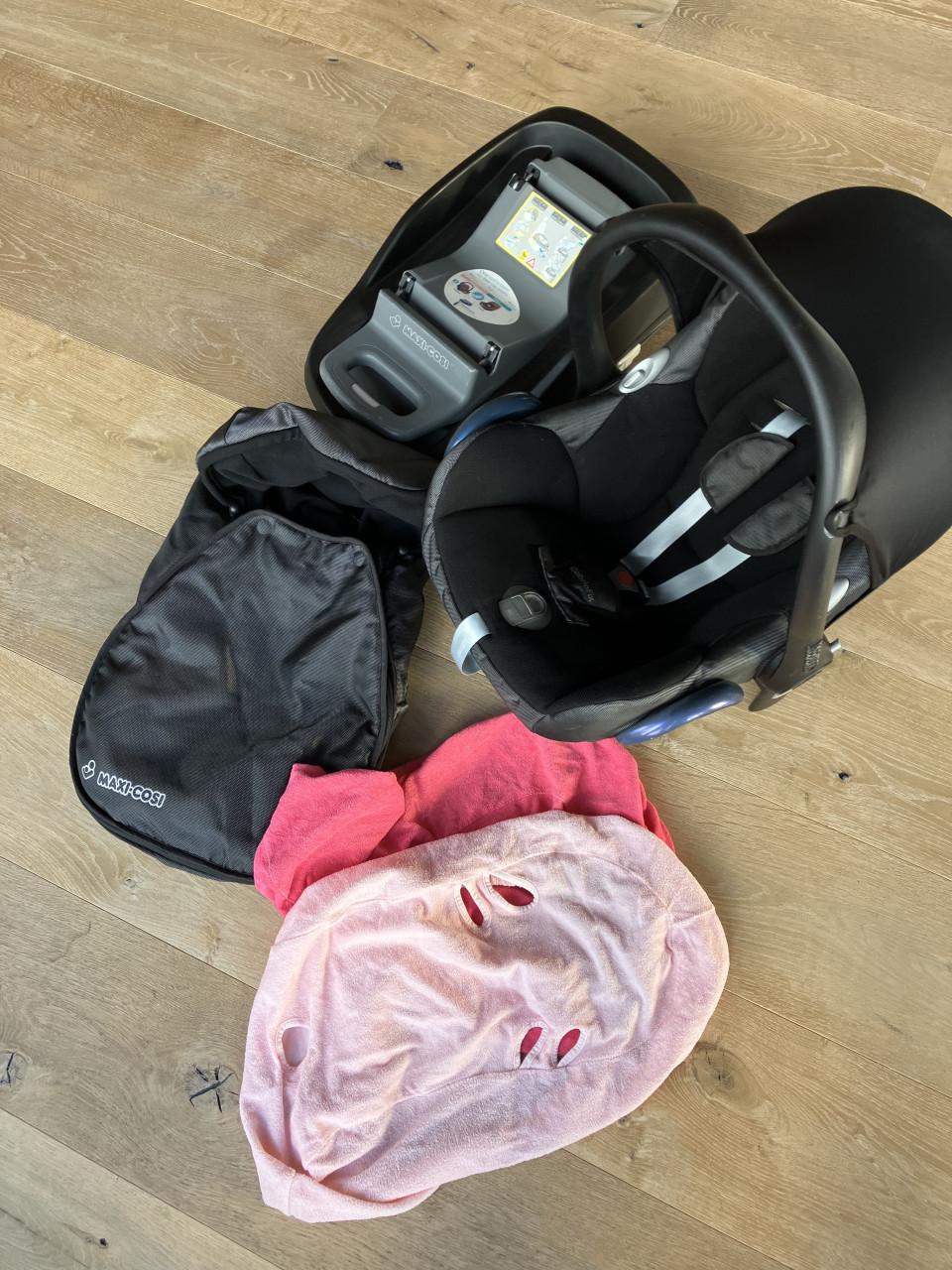 Maxi-Cosi CabrioFix incl FamilyFix base en voetenzak