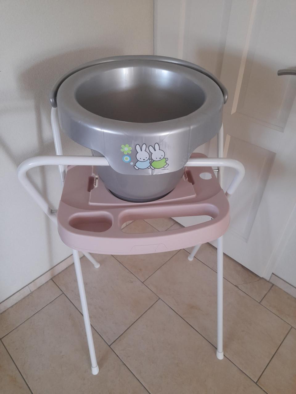 Bad +standaard + inzet + tummietub  (in goede nette staat )